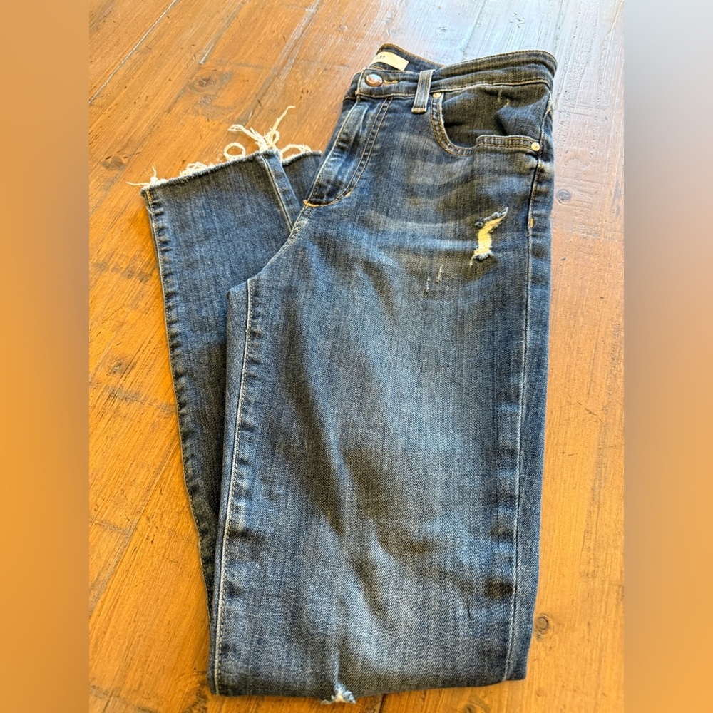 Joe’s high rise skinny ankle distressed jeans frayed leg. Sz 28 excellent cond.